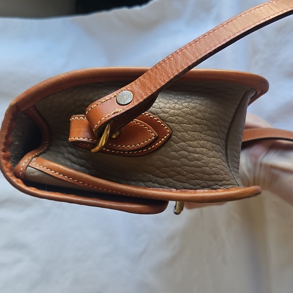 Vintage Dooney & Bourke Classic Tan and Brown Leather Crossbody Bag - Picture 6 of 13